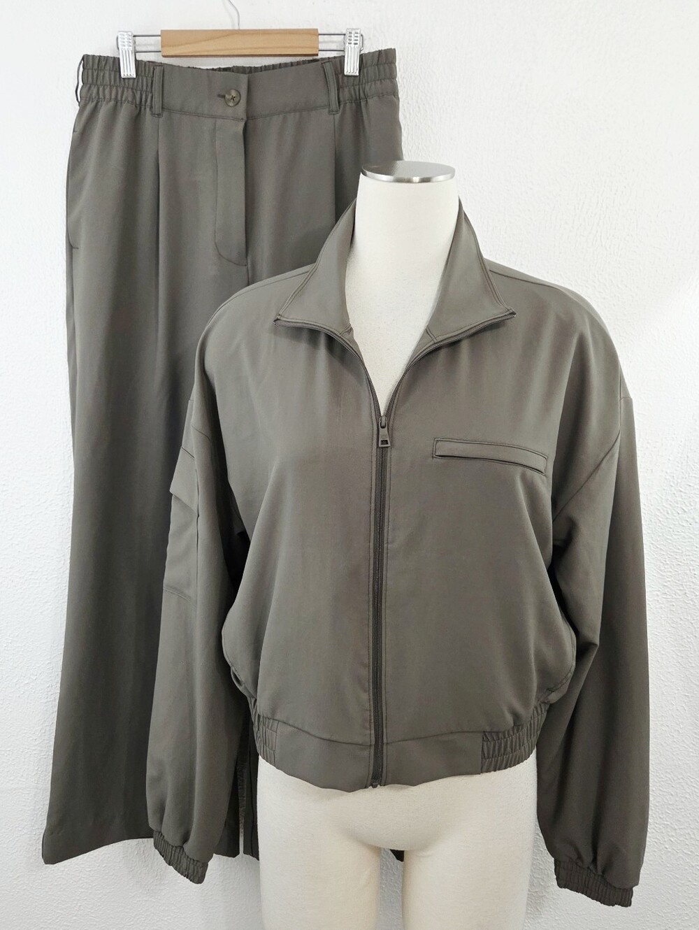 Beyond Yoga Status Wide Leg Trouser Pocket Sleeve Cropped Jacket set gray medium
